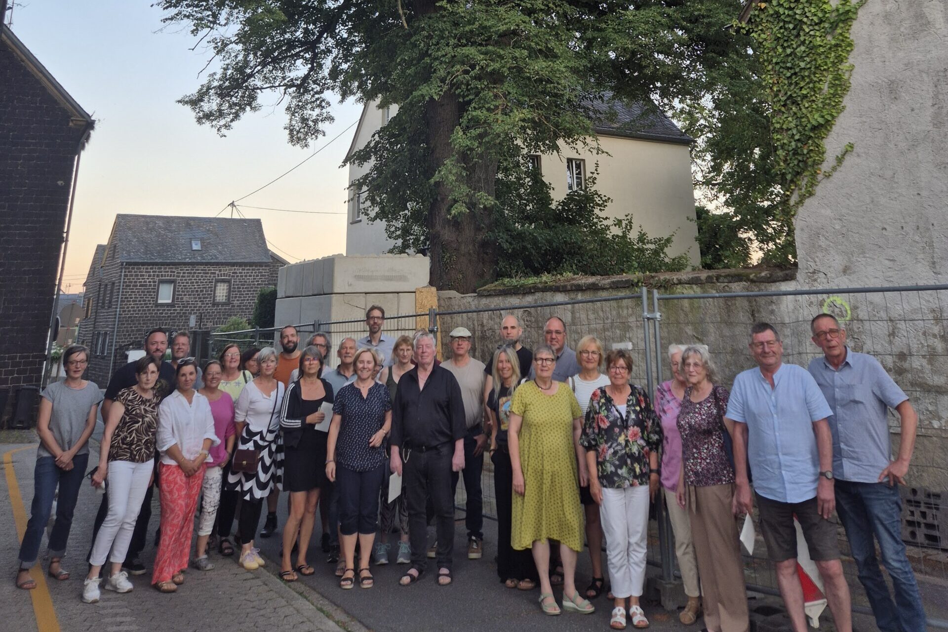 Gründungsversammlung von Lindenbaum Mendig e.V. vor der Linde in der Fallerstraße